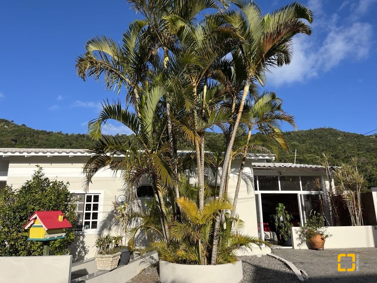 Casa de Condomínio com 185m², 4 quartos (sendo 3 suítes), 2 garagens, no bairro Ponta das Canas em Florianópolis