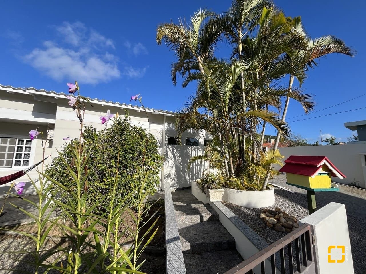Casa de Condomínio com 185m², 4 quartos (sendo 3 suítes), 2 garagens, no bairro Ponta das Canas em Florianópolis
