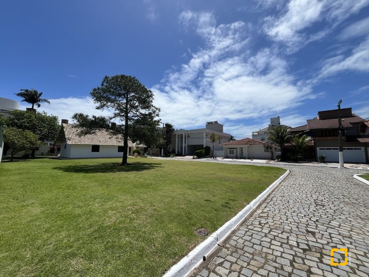 Casa de Condomínio com 185m², 7 quartos (sendo 3 suítes), 2 garagens, no bairro Ponta das Canas em Florianópolis