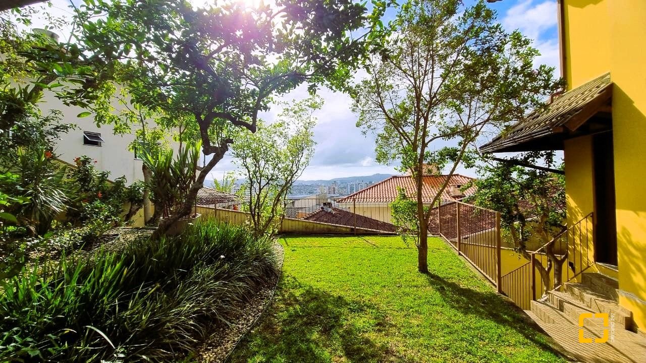 Casa com 207m², 3 quartos (sendo 1 suíte), 2 garagens, no bairro Roçado em São José