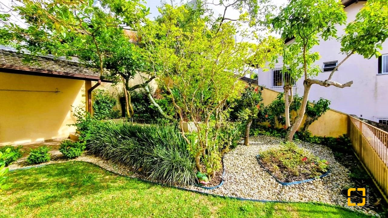 Casa com 207m², 3 quartos (sendo 1 suíte), 2 garagens, no bairro Roçado em São José