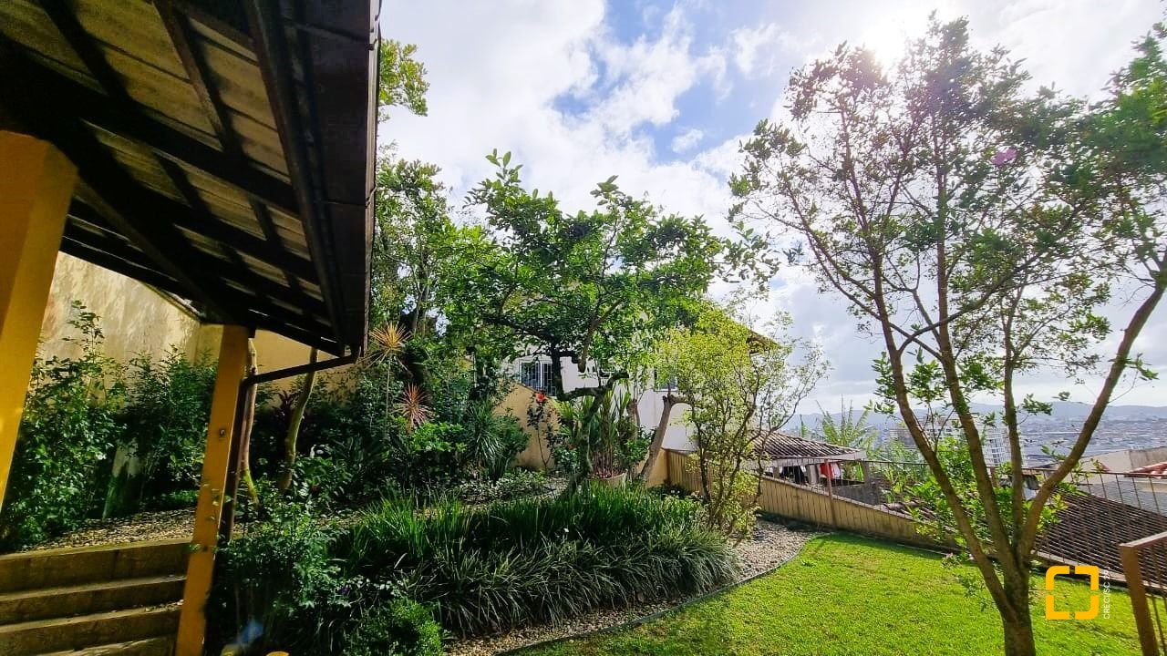 Casa com 207m², 3 quartos (sendo 1 suíte), 2 garagens, no bairro Roçado em São José