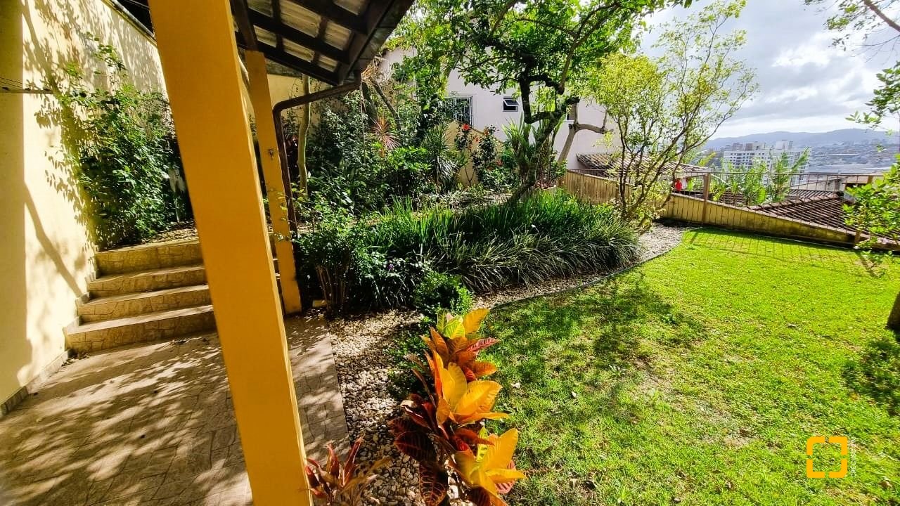 Casa com 207m², 3 quartos (sendo 1 suíte), 2 garagens, no bairro Roçado em São José