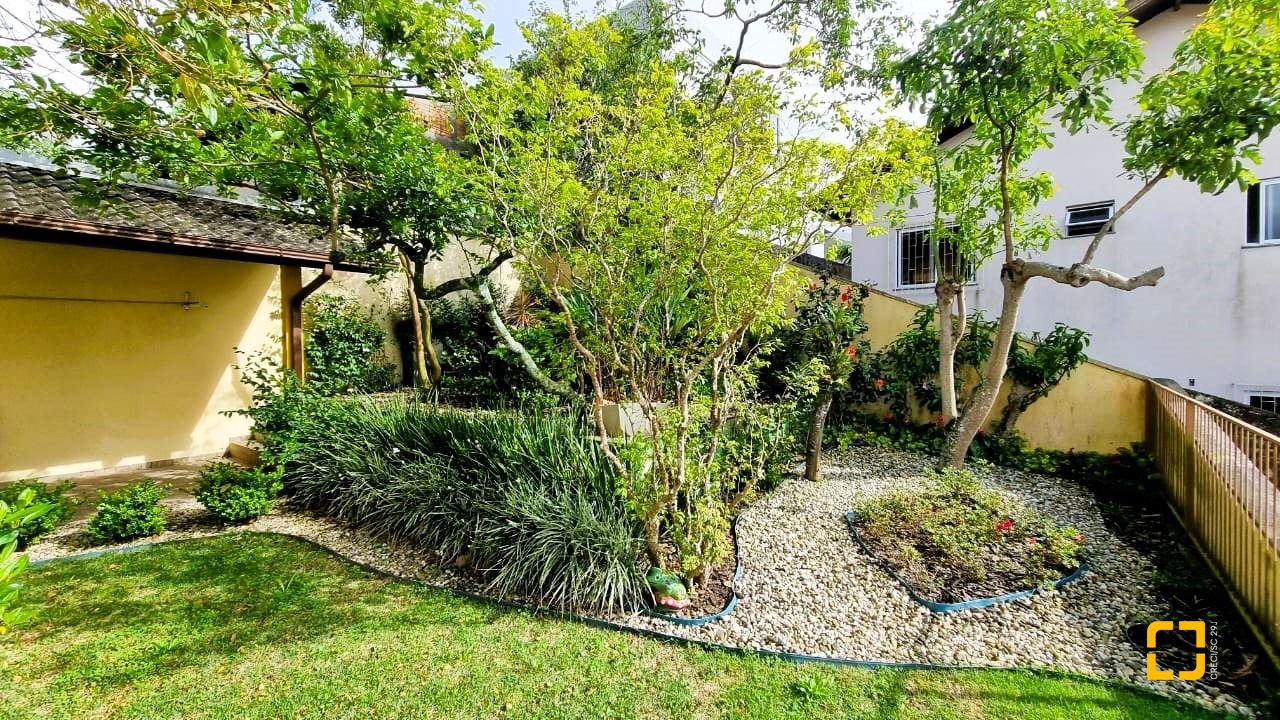 Casa com 207m², 3 quartos (sendo 1 suíte), 2 garagens, no bairro Roçado em São José