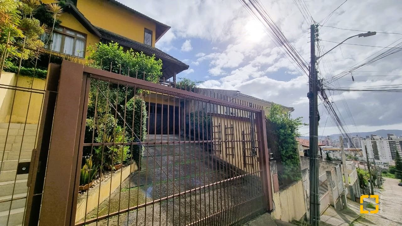 Casa com 207m², 3 quartos (sendo 1 suíte), 2 garagens, no bairro Roçado em São José