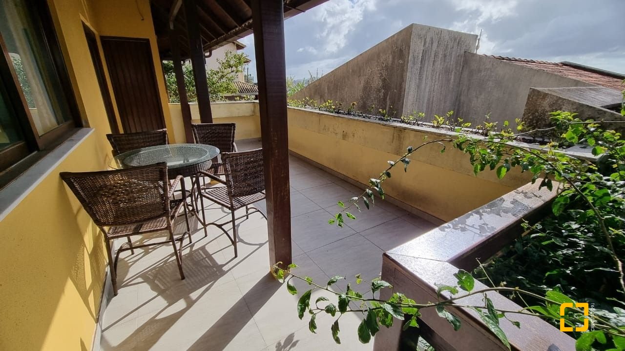 Casa com 207m², 3 quartos (sendo 1 suíte), 2 garagens, no bairro Roçado em São José