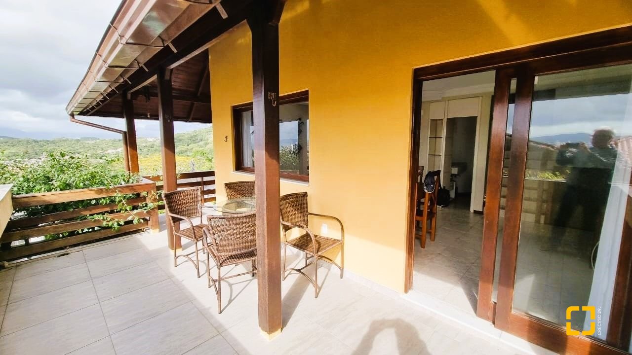 Casa com 207m², 3 quartos (sendo 1 suíte), 2 garagens, no bairro Roçado em São José