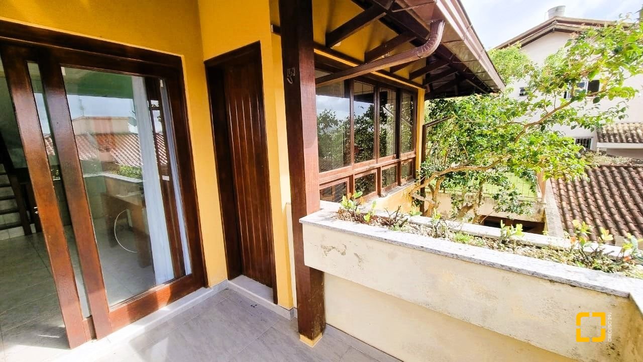 Casa com 207m², 3 quartos (sendo 1 suíte), 2 garagens, no bairro Roçado em São José