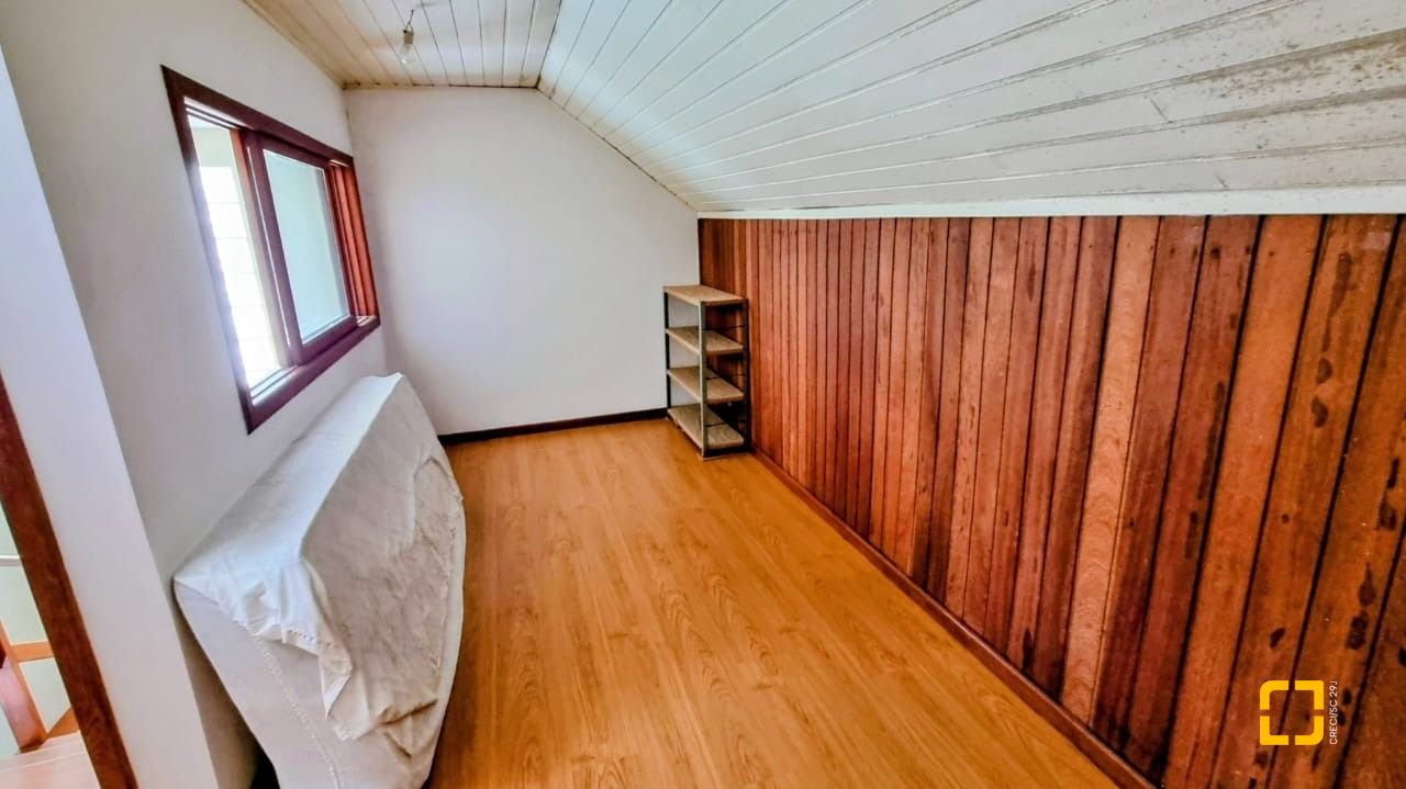 Casa com 207m², 3 quartos (sendo 1 suíte), 2 garagens, no bairro Roçado em São José