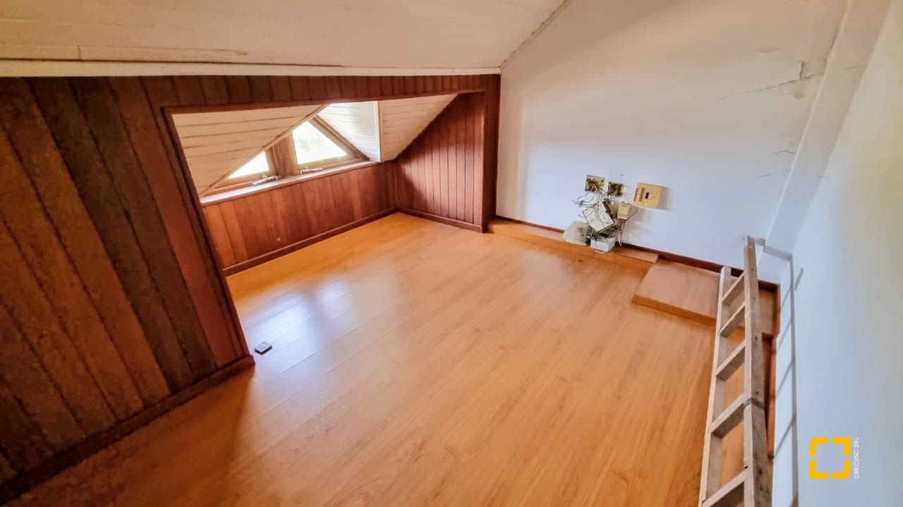 Casa com 207m², 3 quartos (sendo 1 suíte), 2 garagens, no bairro Roçado em São José