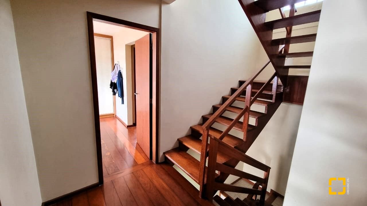 Casa com 207m², 3 quartos (sendo 1 suíte), 2 garagens, no bairro Roçado em São José