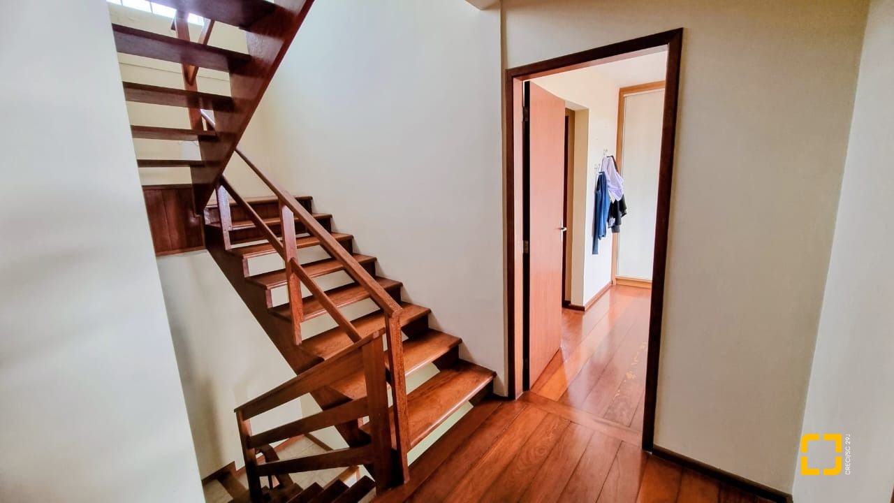 Casa com 207m², 3 quartos (sendo 1 suíte), 2 garagens, no bairro Roçado em São José