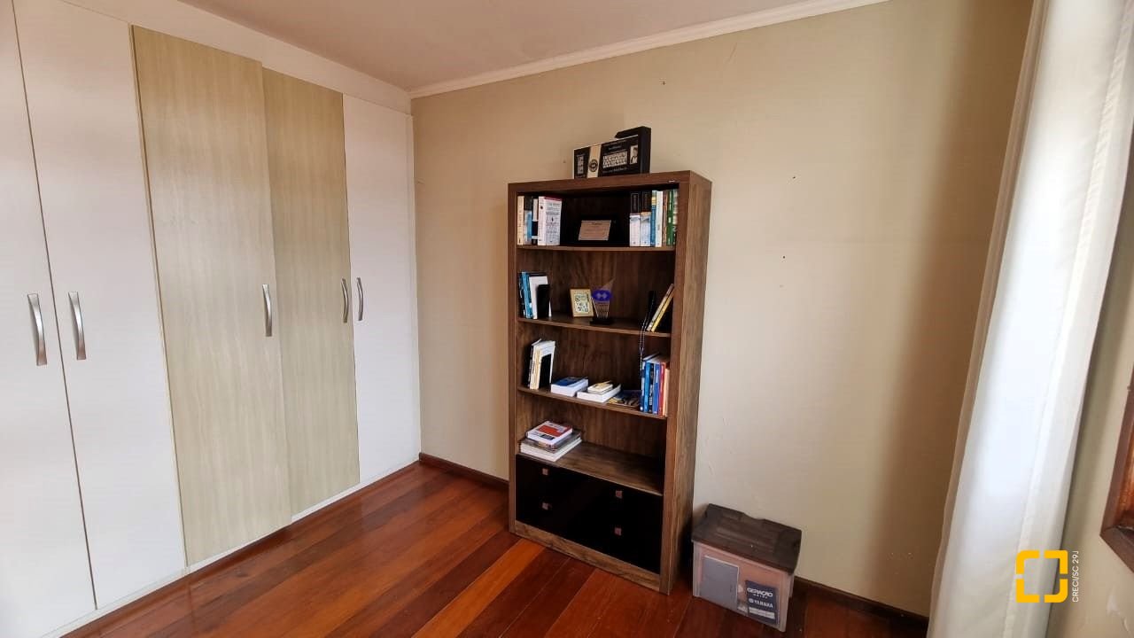 Casa com 207m², 3 quartos (sendo 1 suíte), 2 garagens, no bairro Roçado em São José
