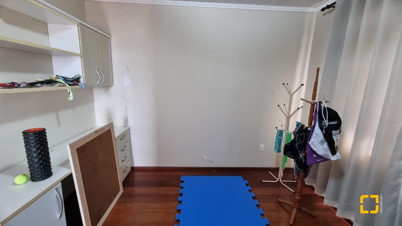 Casa com 207m², 3 quartos (sendo 1 suíte), 2 garagens, no bairro Roçado em São José