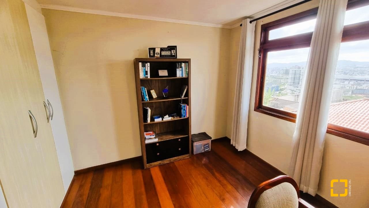 Casa com 207m², 3 quartos (sendo 1 suíte), 2 garagens, no bairro Roçado em São José