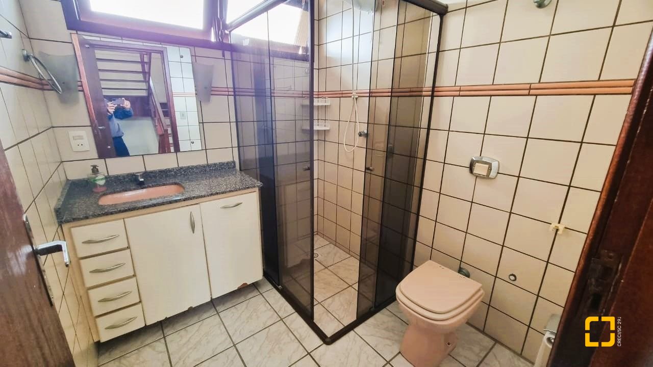 Casa com 207m², 3 quartos (sendo 1 suíte), 2 garagens, no bairro Roçado em São José