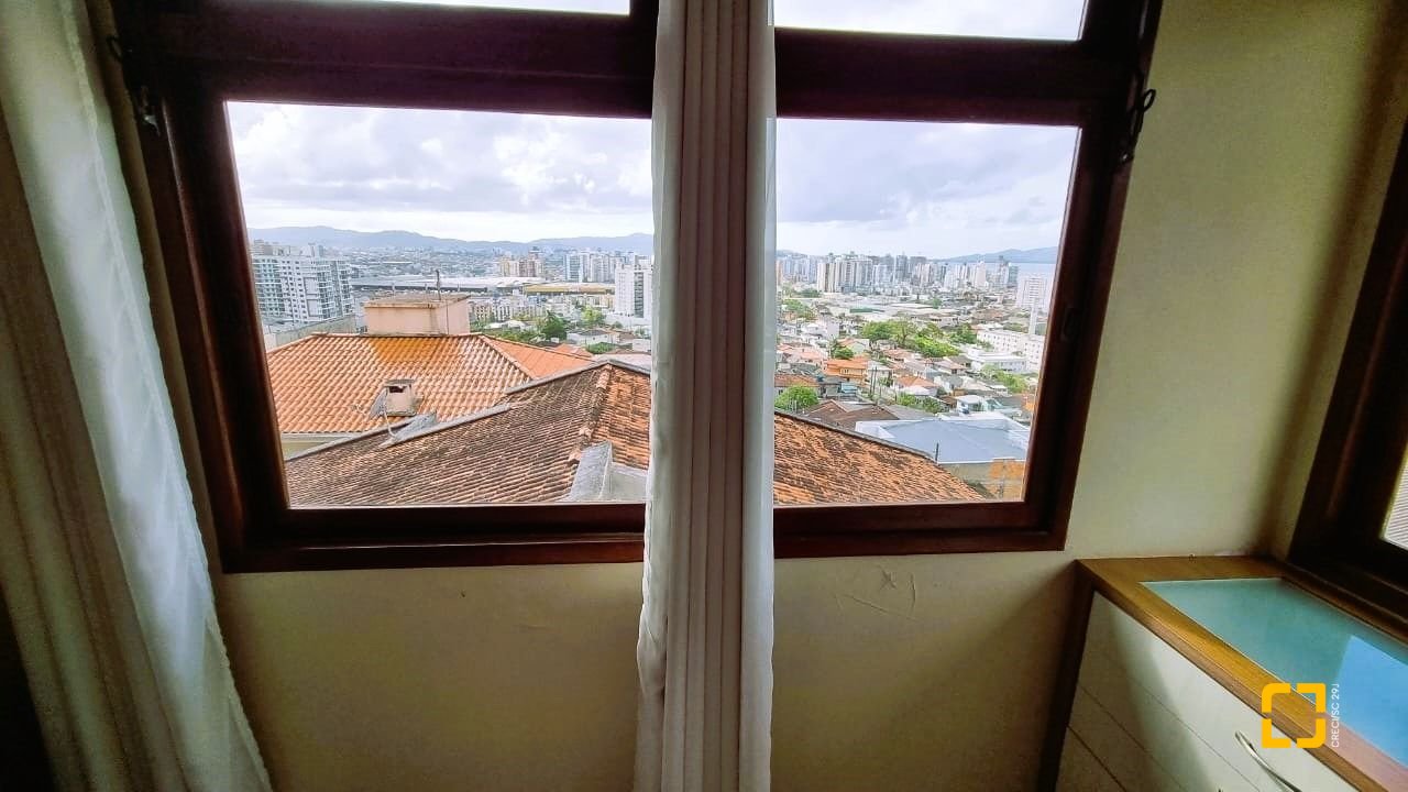 Casa com 207m², 3 quartos (sendo 1 suíte), 2 garagens, no bairro Roçado em São José