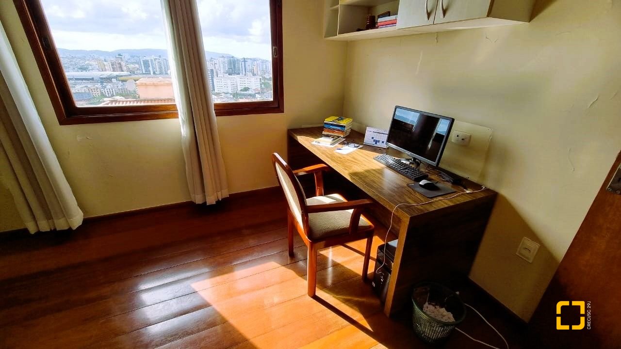 Casa com 207m², 3 quartos (sendo 1 suíte), 2 garagens, no bairro Roçado em São José