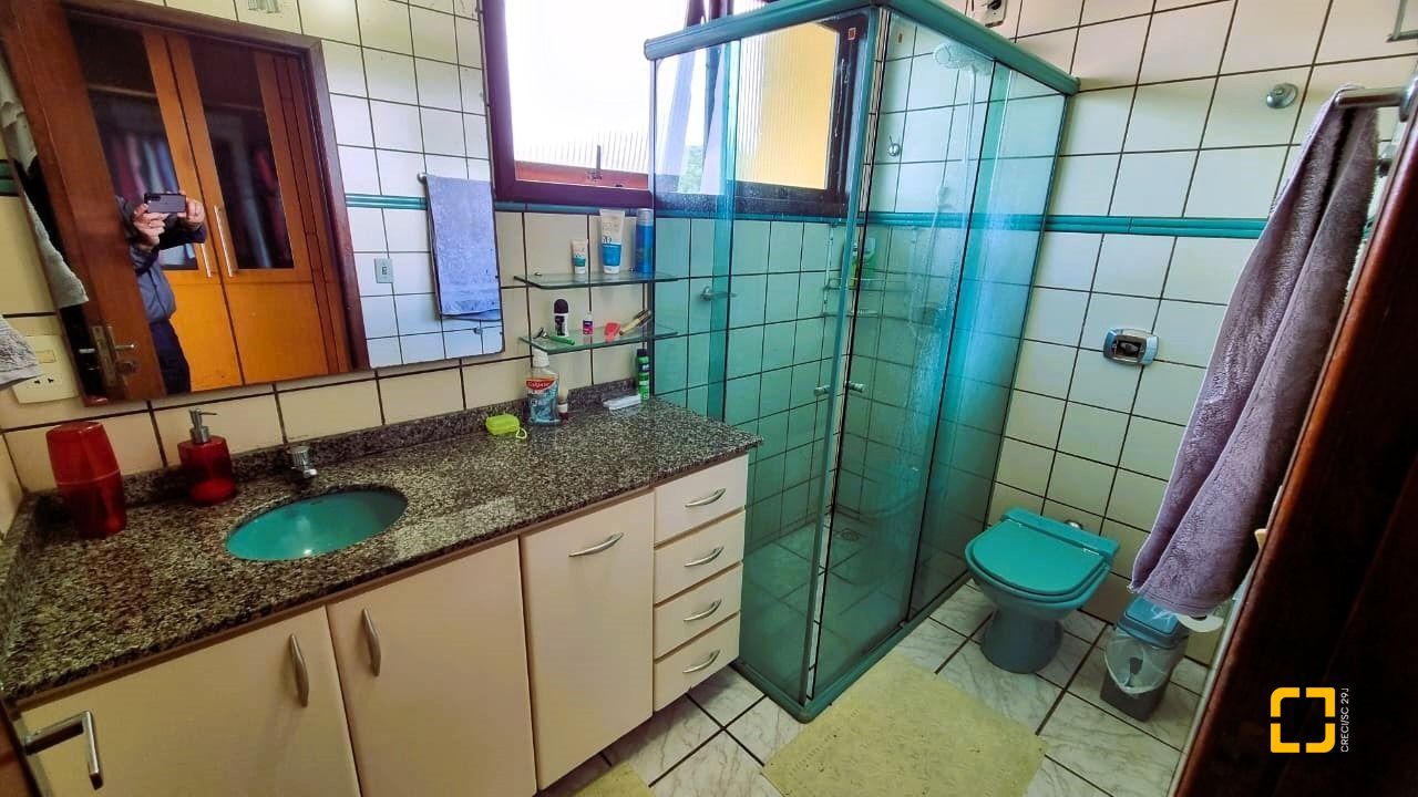 Casa com 207m², 3 quartos (sendo 1 suíte), 2 garagens, no bairro Roçado em São José