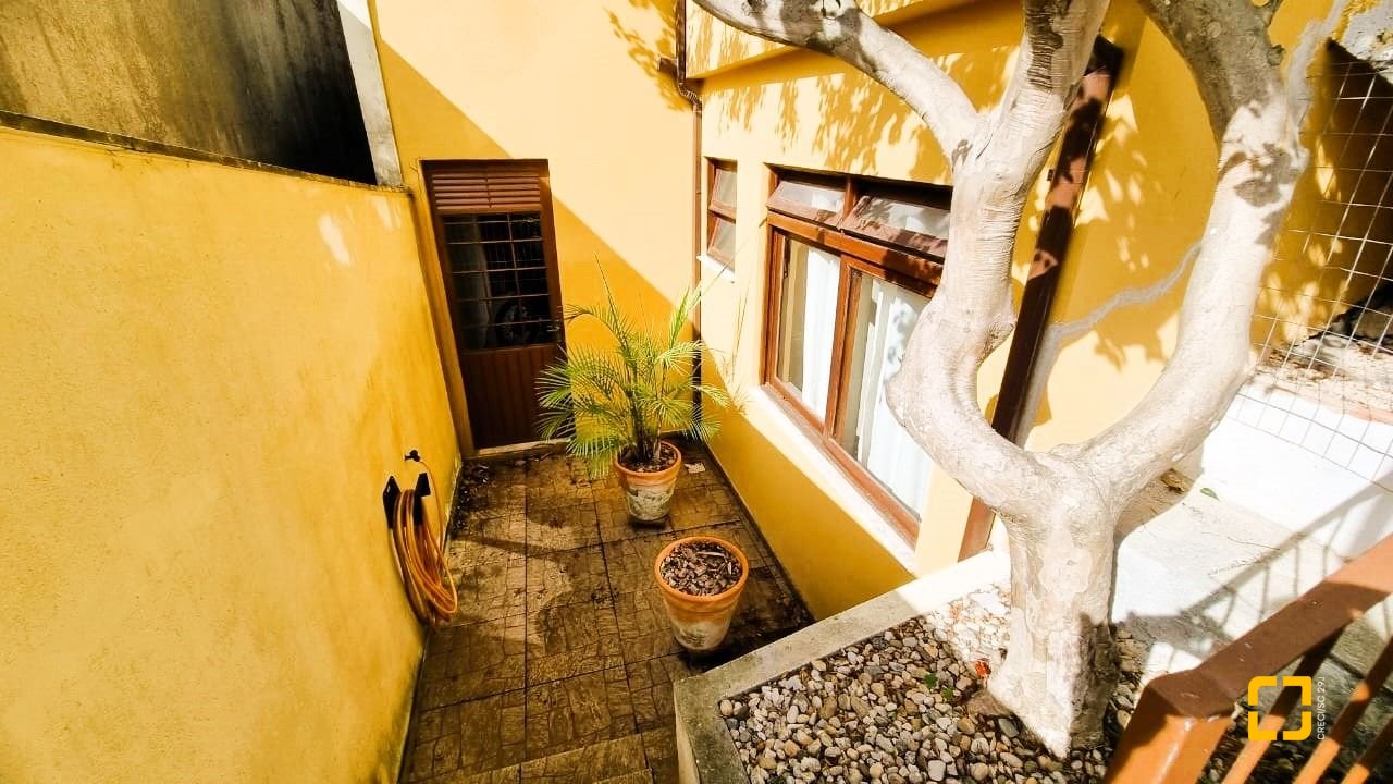 Casa com 207m², 3 quartos (sendo 1 suíte), 2 garagens, no bairro Roçado em São José