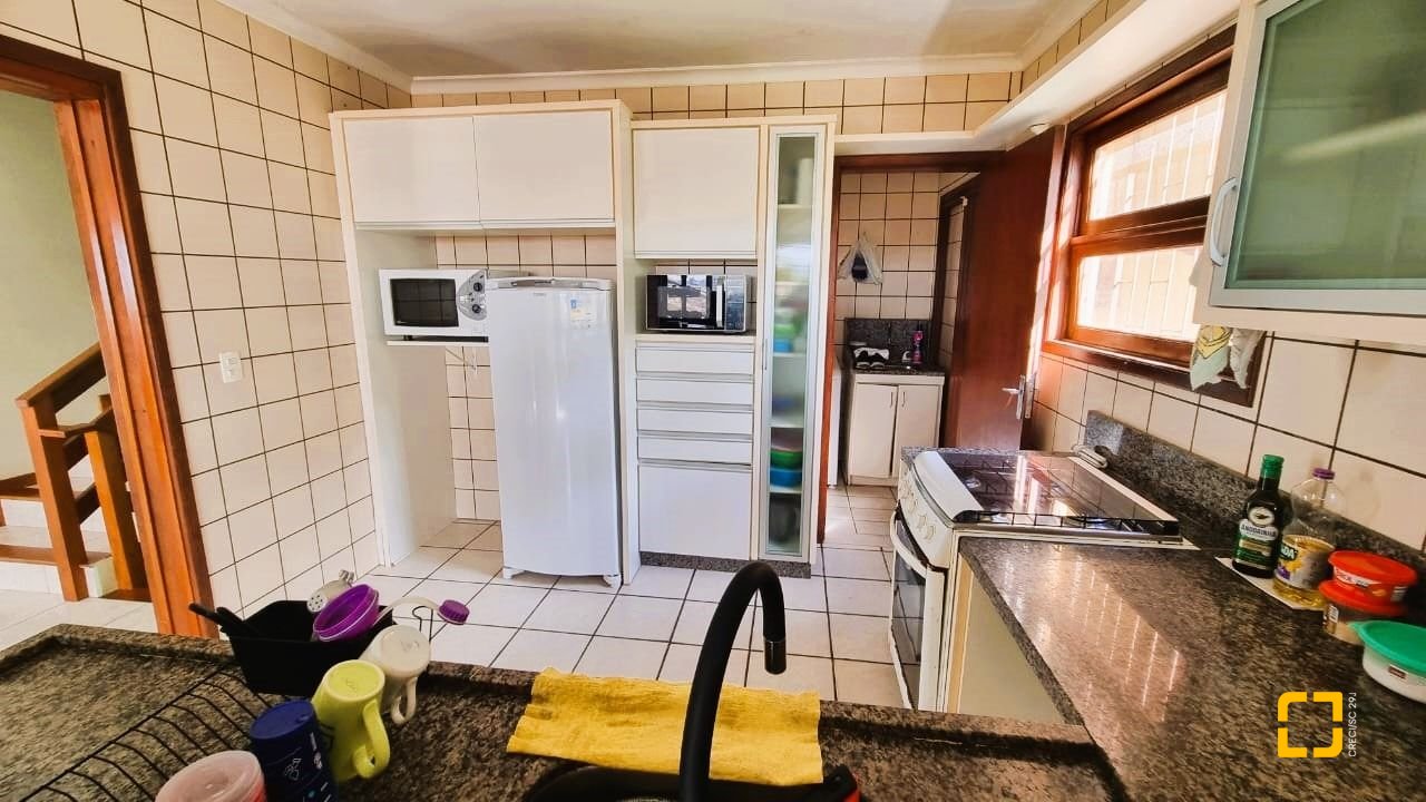 Casa com 207m², 3 quartos (sendo 1 suíte), 2 garagens, no bairro Roçado em São José