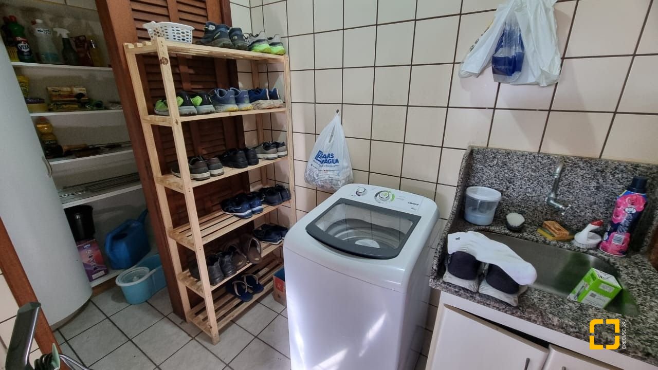Casa com 207m², 3 quartos (sendo 1 suíte), 2 garagens, no bairro Roçado em São José