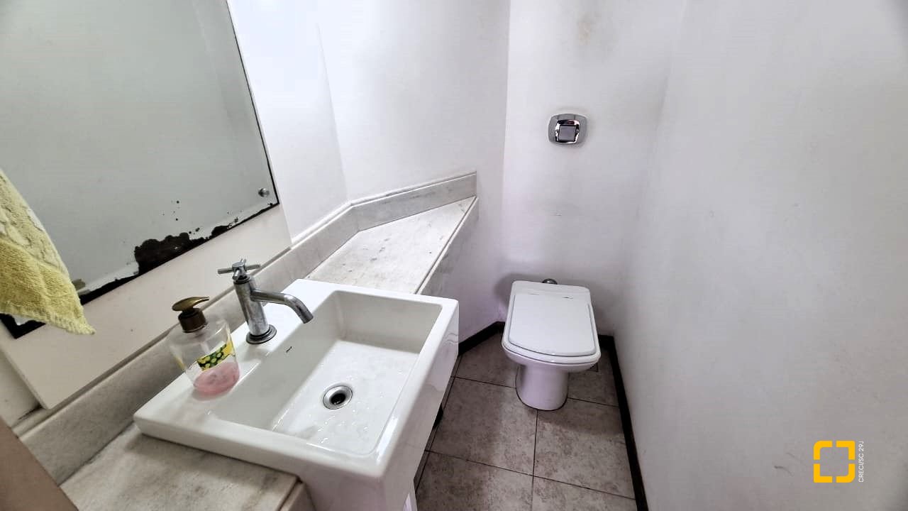 Casa com 207m², 3 quartos (sendo 1 suíte), 2 garagens, no bairro Roçado em São José