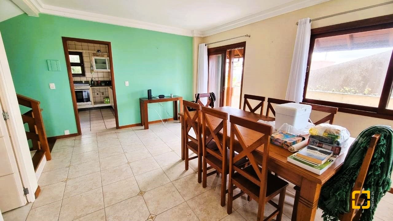 Casa com 207m², 3 quartos (sendo 1 suíte), 2 garagens, no bairro Roçado em São José