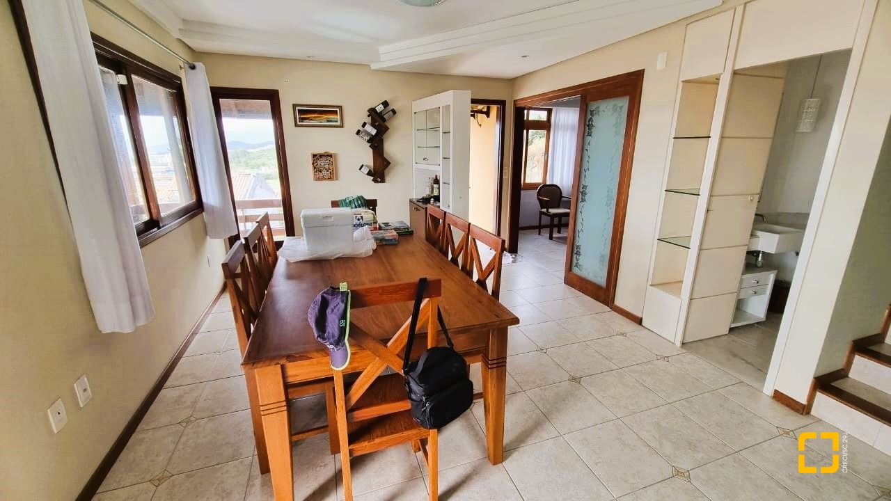 Casa com 207m², 3 quartos (sendo 1 suíte), 2 garagens, no bairro Roçado em São José