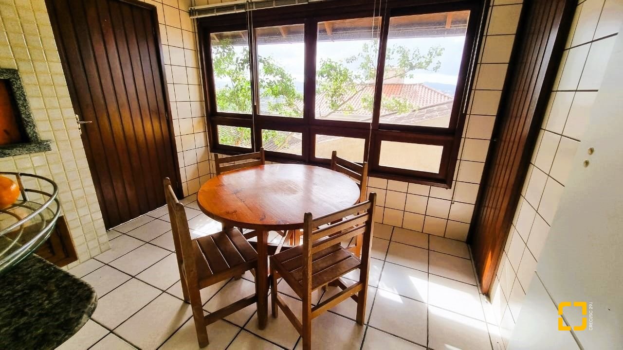 Casa com 207m², 3 quartos (sendo 1 suíte), 2 garagens, no bairro Roçado em São José