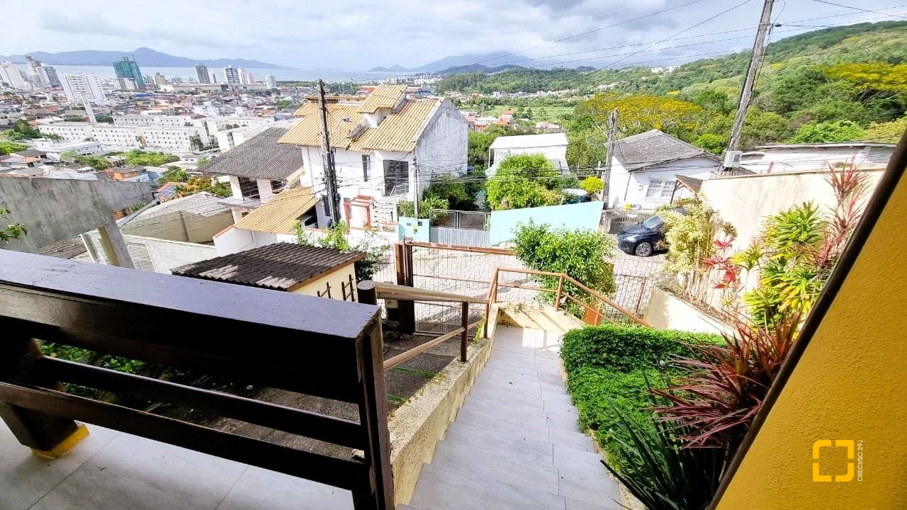 Casa com 207m², 3 quartos (sendo 1 suíte), 2 garagens, no bairro Roçado em São José