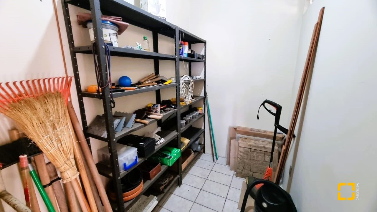 Casa com 207m², 3 quartos (sendo 1 suíte), 2 garagens, no bairro Roçado em São José