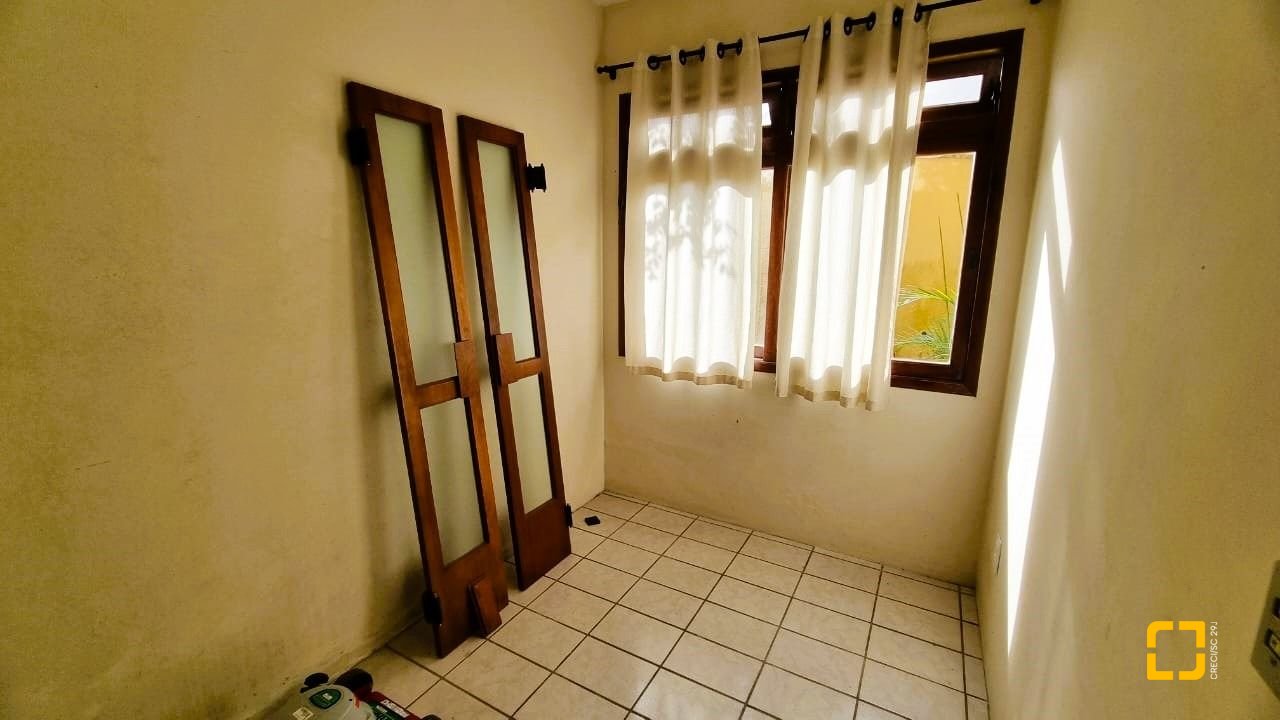 Casa com 207m², 3 quartos (sendo 1 suíte), 2 garagens, no bairro Roçado em São José