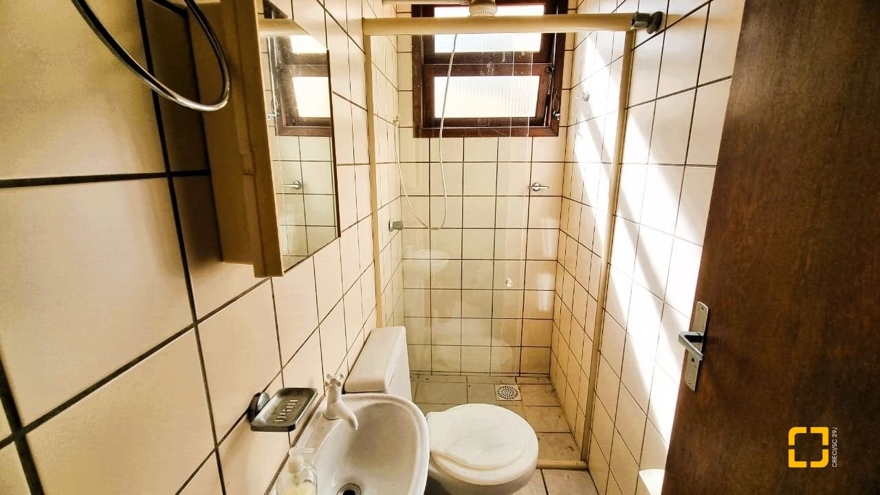Casa com 207m², 3 quartos (sendo 1 suíte), 2 garagens, no bairro Roçado em São José