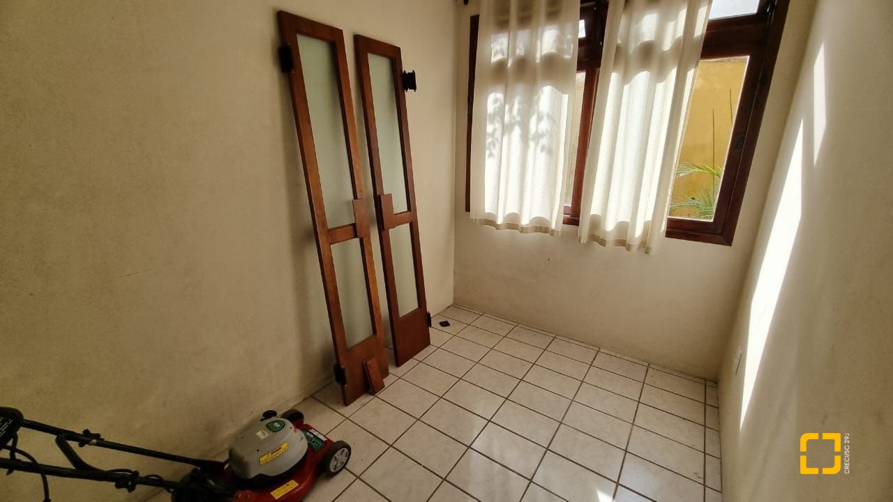 Casa com 207m², 3 quartos (sendo 1 suíte), 2 garagens, no bairro Roçado em São José