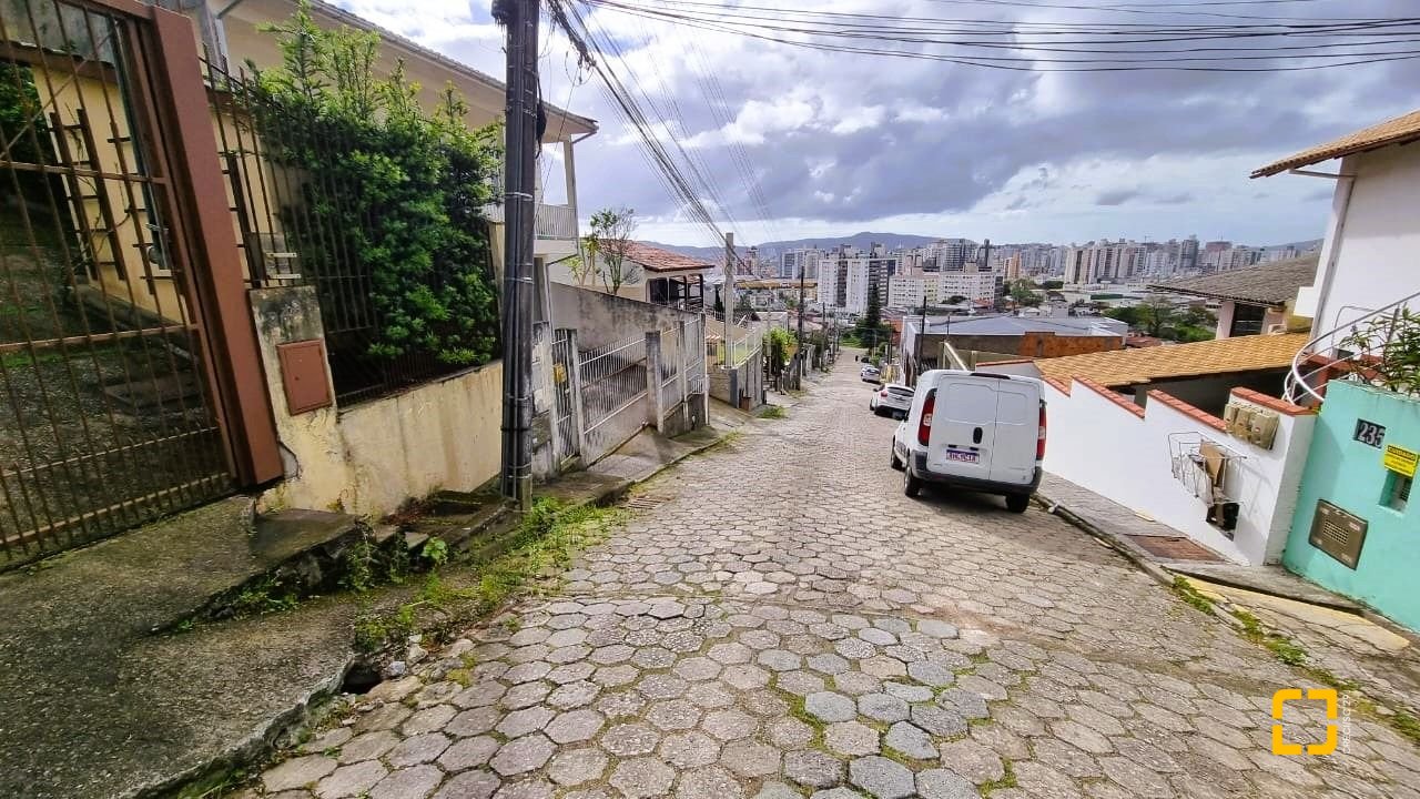 Casa com 207m², 3 quartos (sendo 1 suíte), 2 garagens, no bairro Roçado em São José