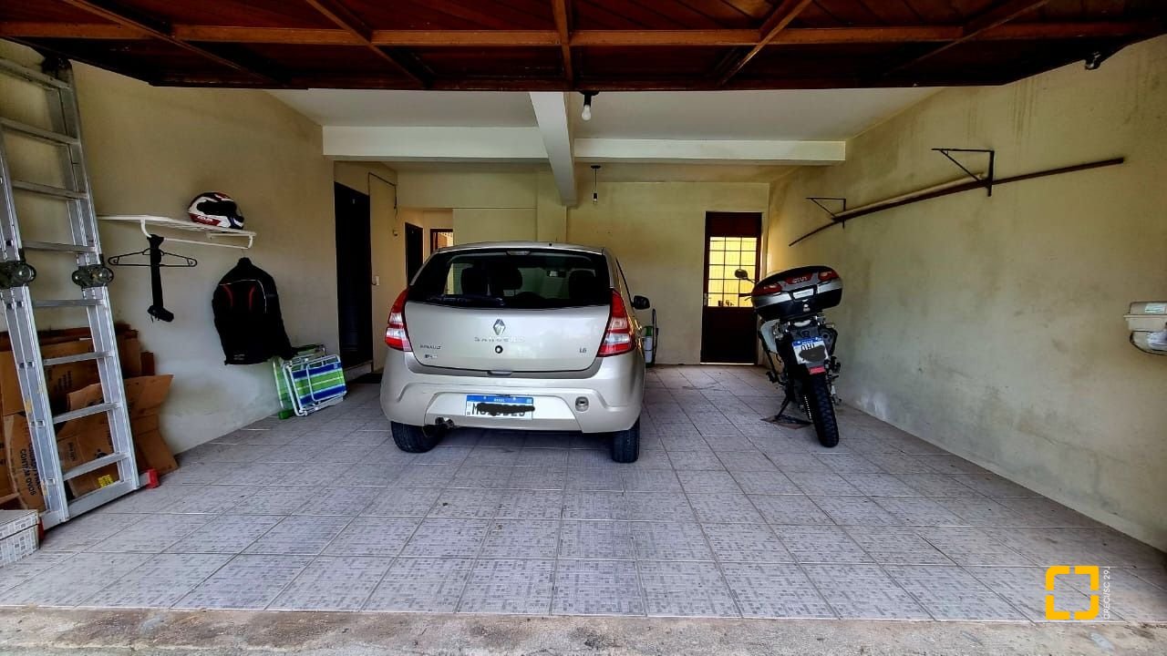Casa com 207m², 3 quartos (sendo 1 suíte), 2 garagens, no bairro Roçado em São José
