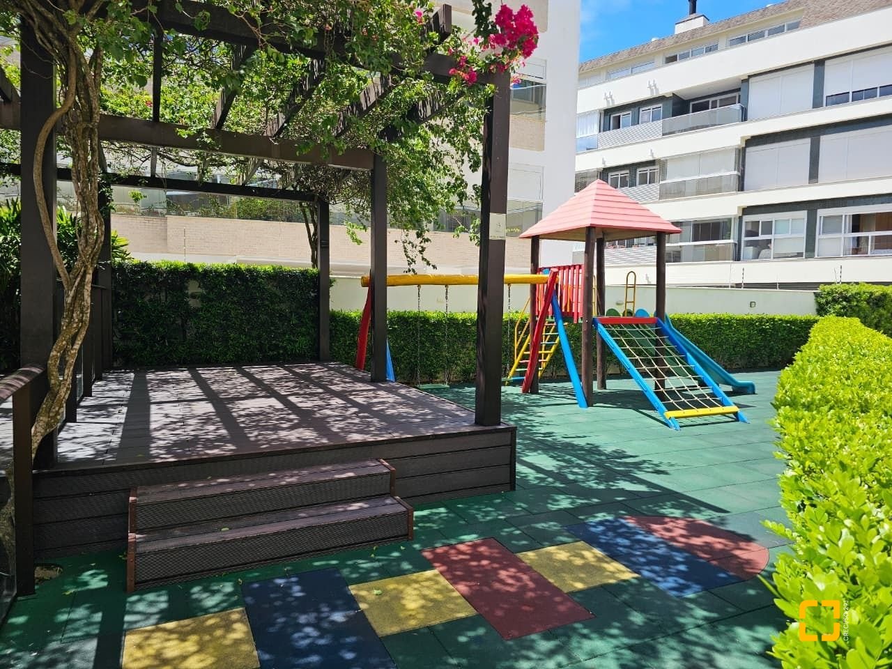 Apartamento com 95m², 4 quartos (sendo 1 suíte), 2 garagens, no bairro Jurerê em Florianópolis