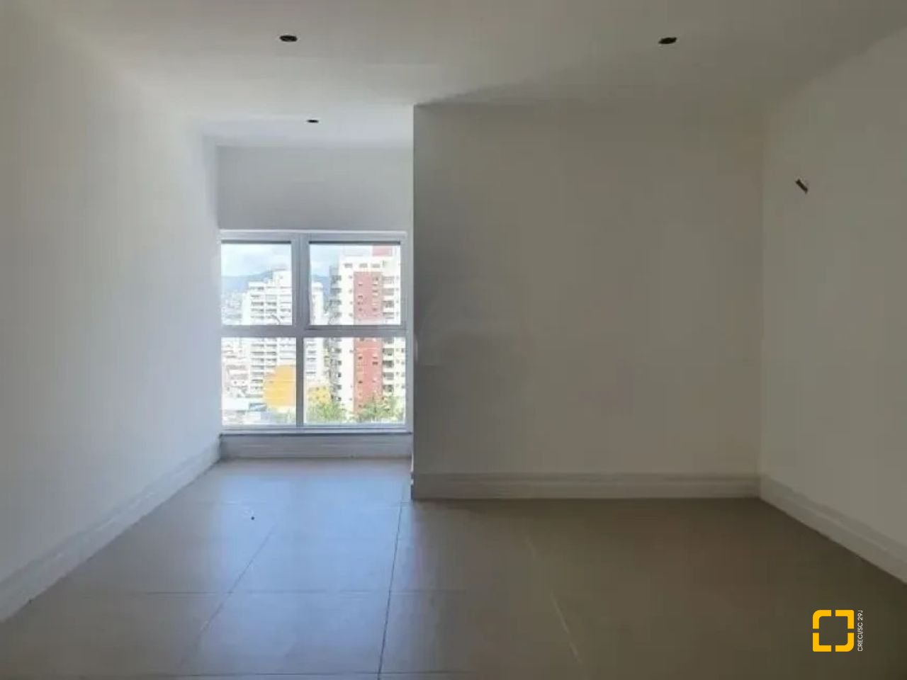 Sala com 24m², 1 garagem, no bairro Estreito em Florianópolis