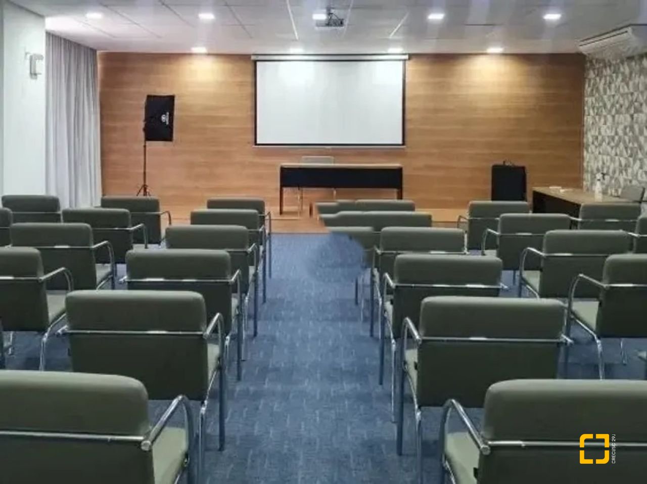 Sala com 25m², 1 garagem, no bairro Estreito em Florianópolis