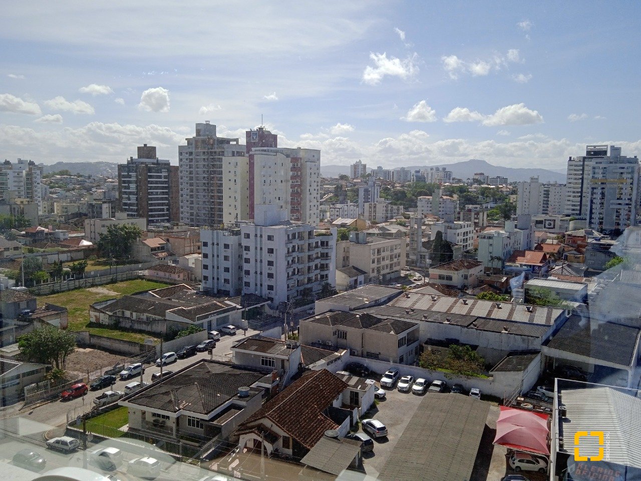 Sala com 25m², 1 garagem, no bairro Estreito em Florianópolis