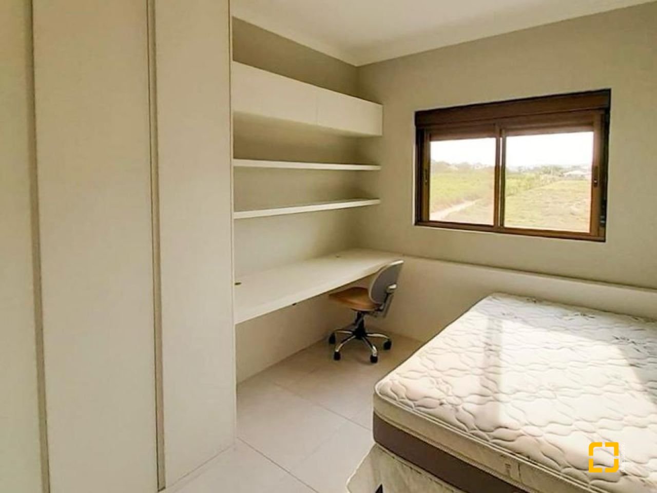 Apartamento com 79m², 3 quartos (sendo 1 suíte), 1 garagem, no bairro Campeche em Florianópolis