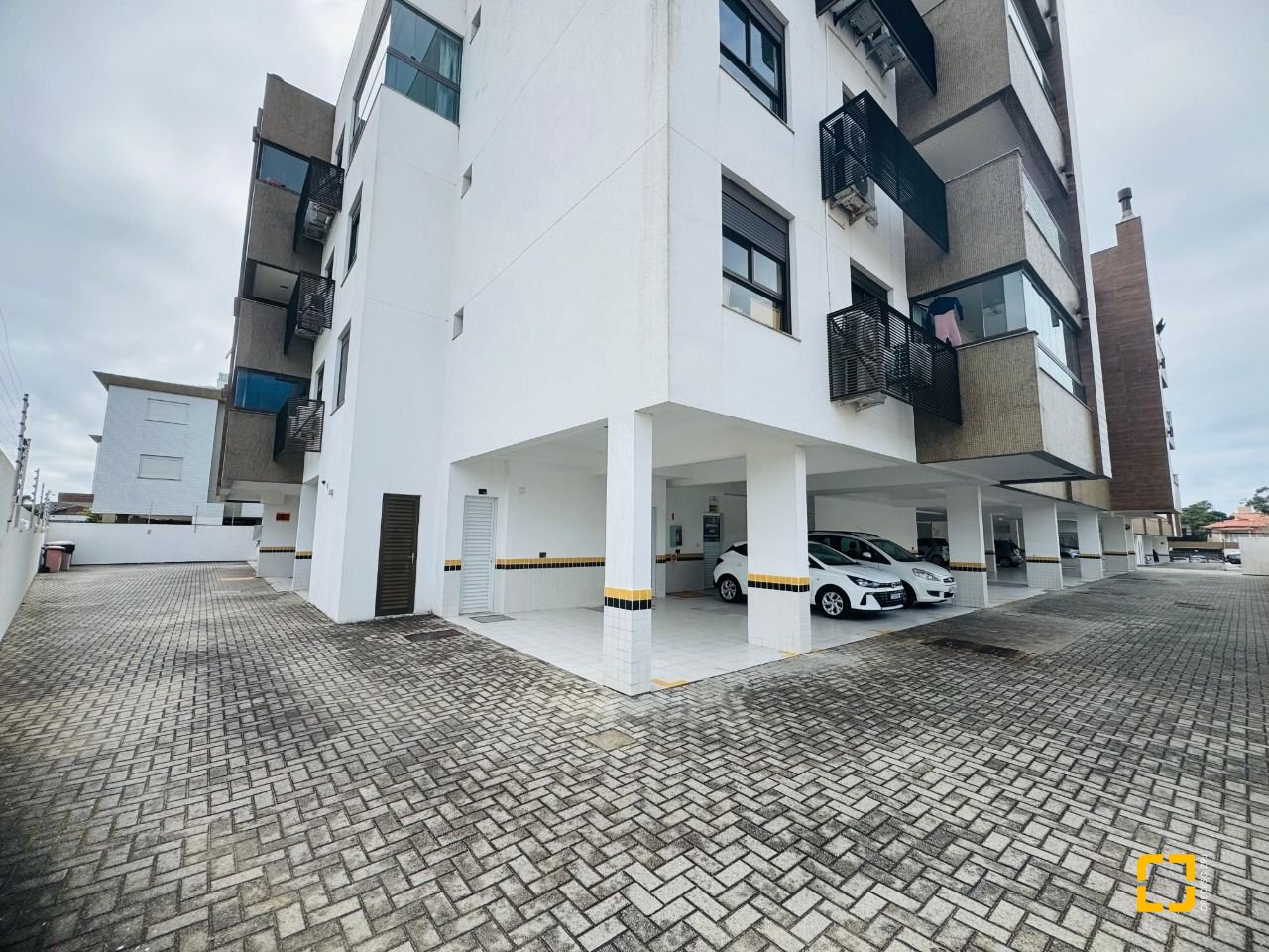 Apartamento com 79m², 3 quartos (sendo 1 suíte), 1 garagem, no bairro Campeche em Florianópolis