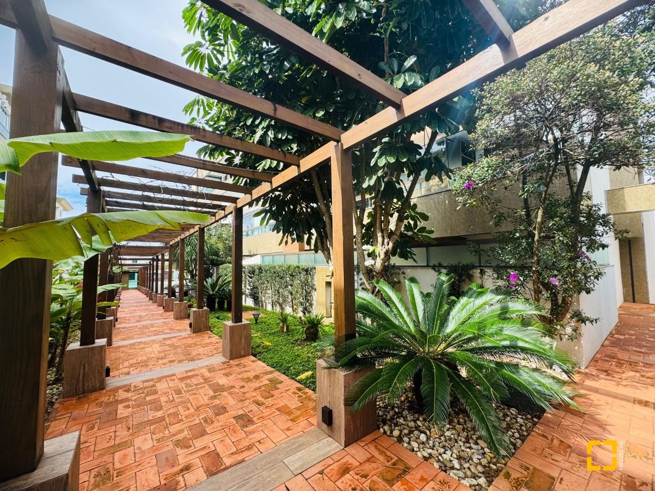 Apartamento com 79m², 3 quartos (sendo 1 suíte), 1 garagem, no bairro Campeche em Florianópolis