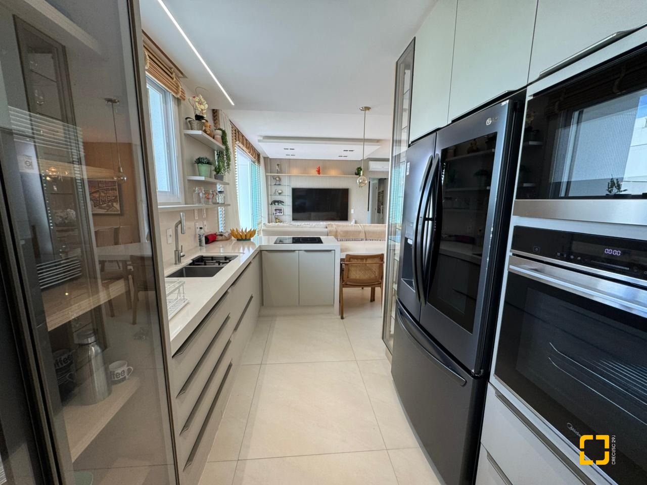 Cobertura com 166m², 3 quartos (sendo 1 suíte), 2 garagens, no bairro Jurerê em Florianópolis