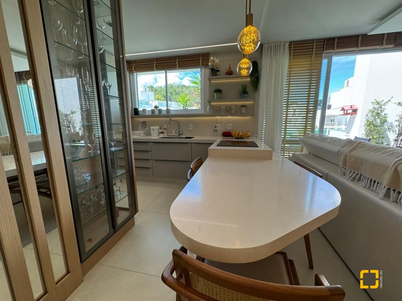 Cobertura com 166m², 3 quartos (sendo 1 suíte), 2 garagens, no bairro Jurerê em Florianópolis
