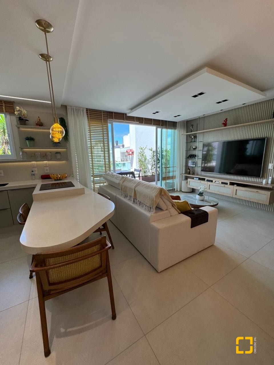 Cobertura com 166m², 3 quartos (sendo 1 suíte), 2 garagens, no bairro Jurerê em Florianópolis
