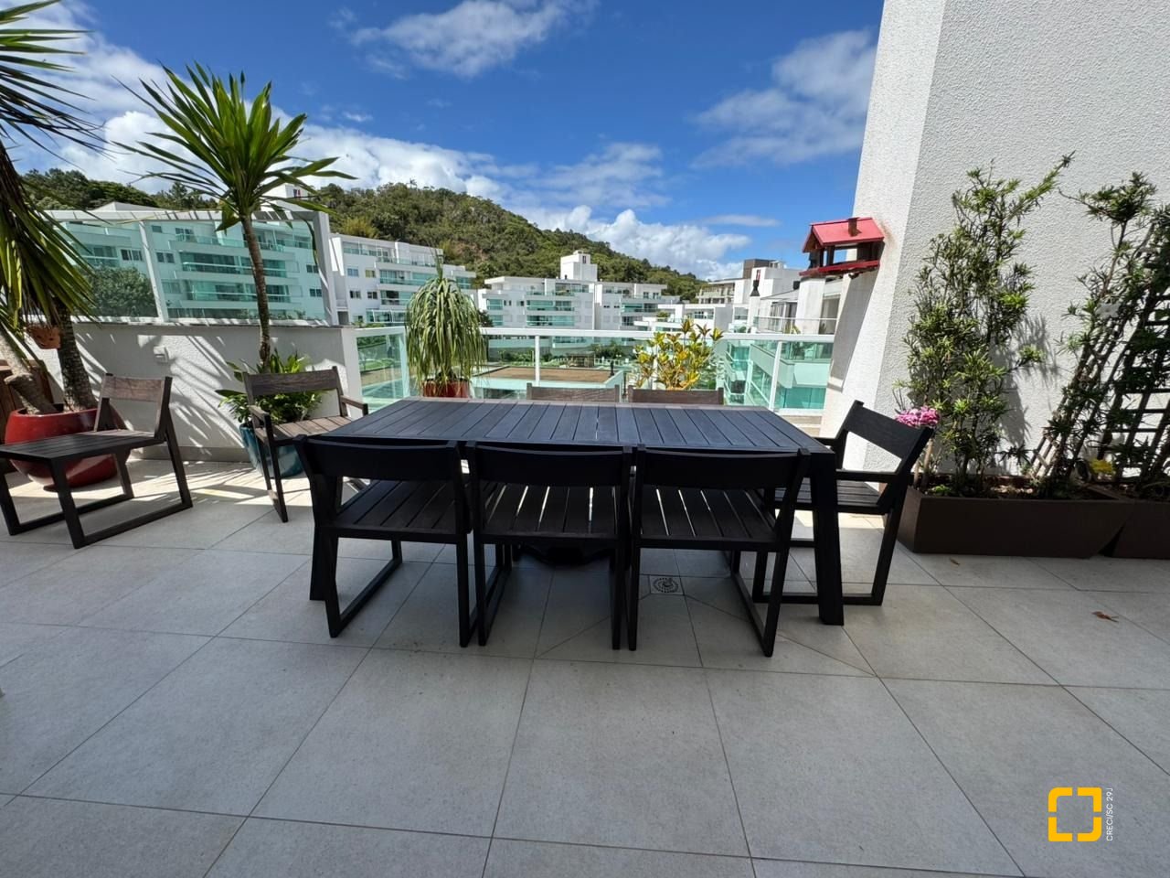 Cobertura com 166m², 3 quartos (sendo 1 suíte), 2 garagens, no bairro Jurerê em Florianópolis