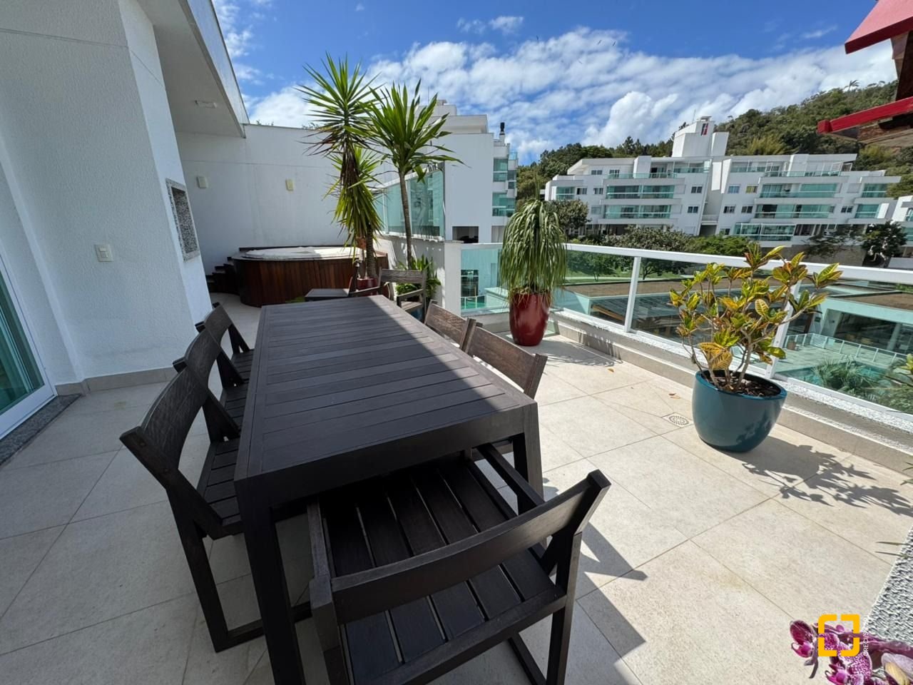 Cobertura com 166m², 3 quartos (sendo 1 suíte), 2 garagens, no bairro Jurerê em Florianópolis