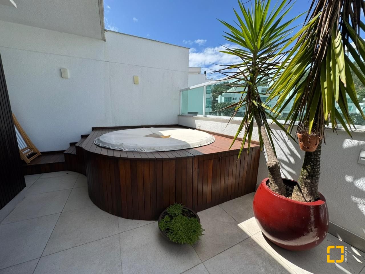 Cobertura com 166m², 3 quartos (sendo 1 suíte), 2 garagens, no bairro Jurerê em Florianópolis